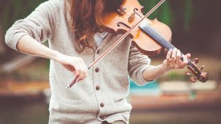 玩美x玩魅第03集封面，夜晚城市背景下角色独白场景，情绪渲染细腻
